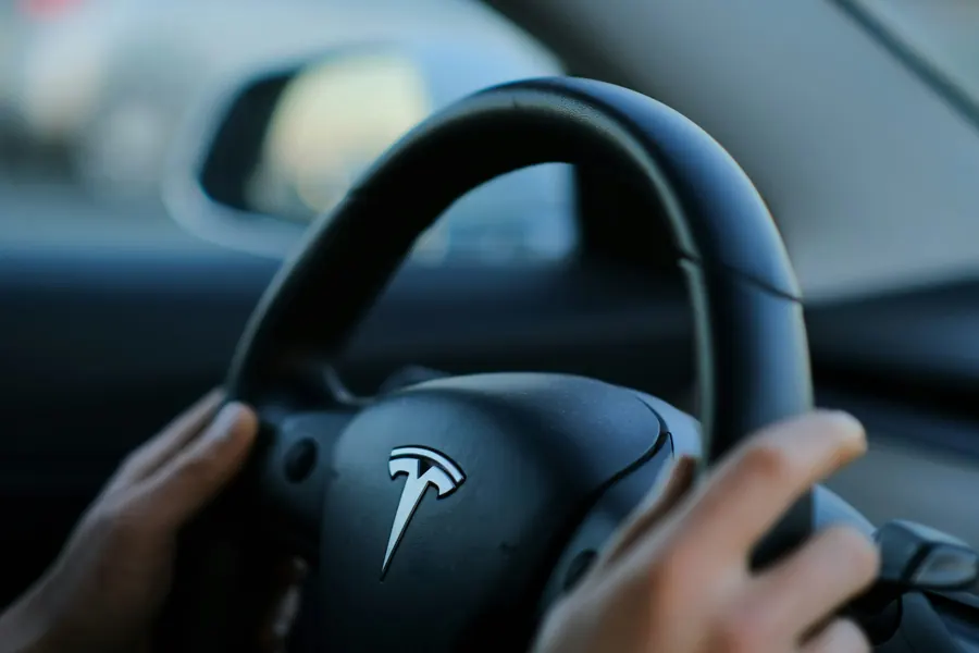 Mains sur le volant pendant un essai