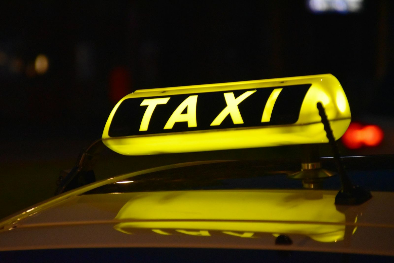 Lumineux de taxi allumé sur le toit d'une voiture