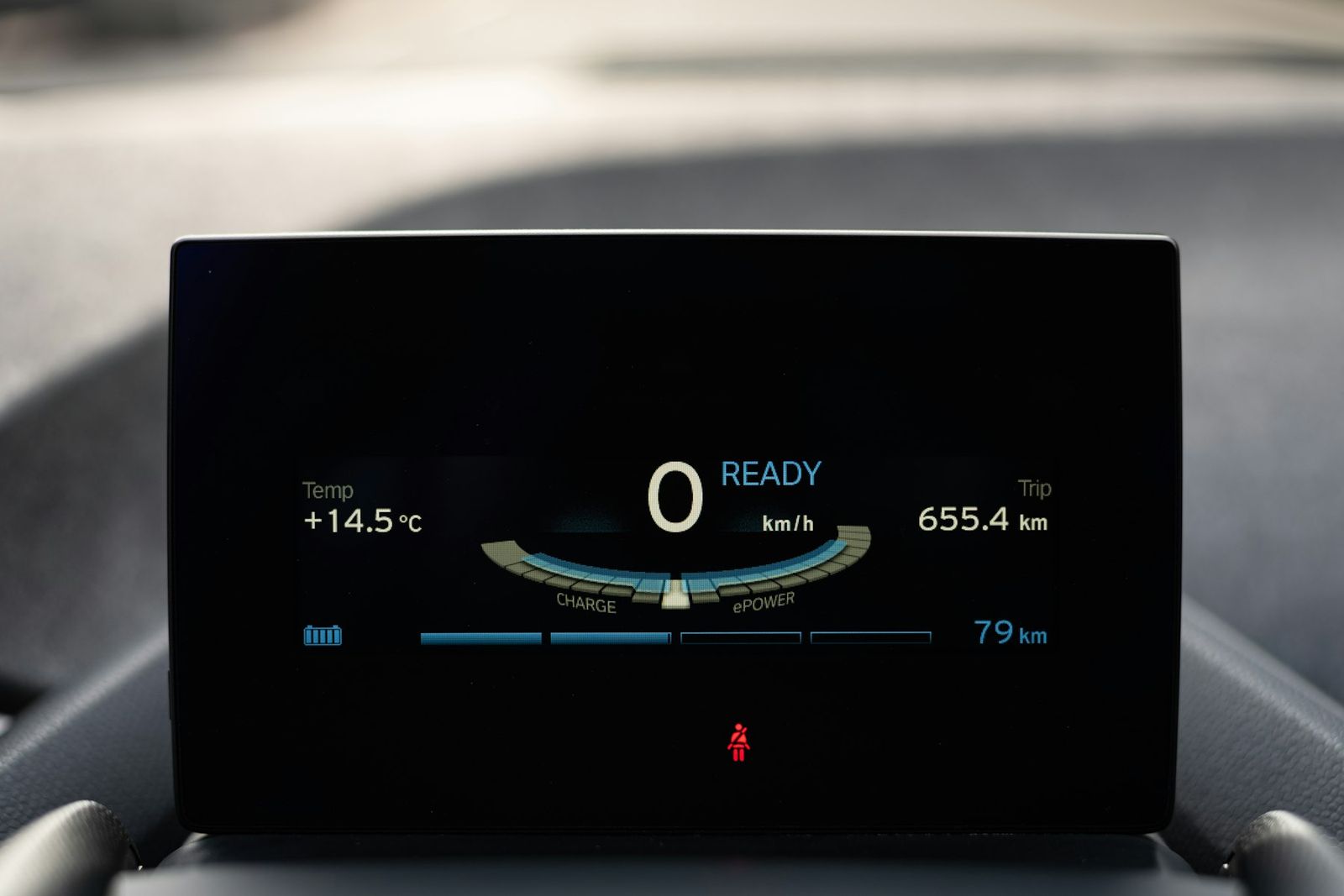 Écran de bord d'une voiture électrique affichant l'autonomie restante
