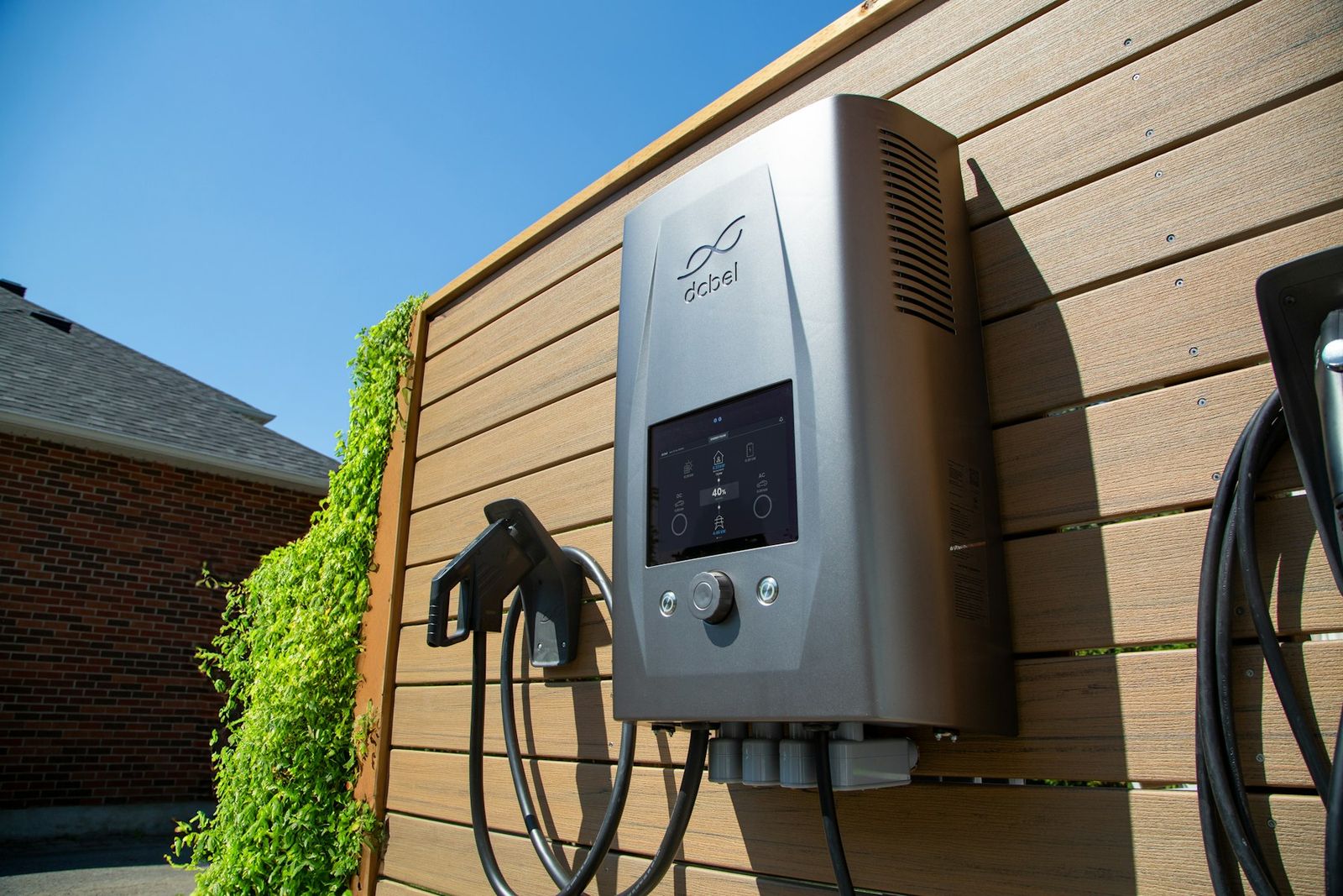Borne de recharge murale fixée sur une palissade en bois
