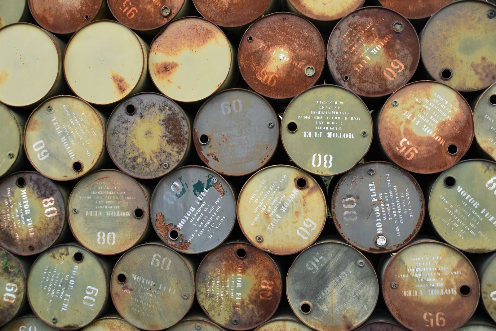 Fûts de pétrole empilés vus de face