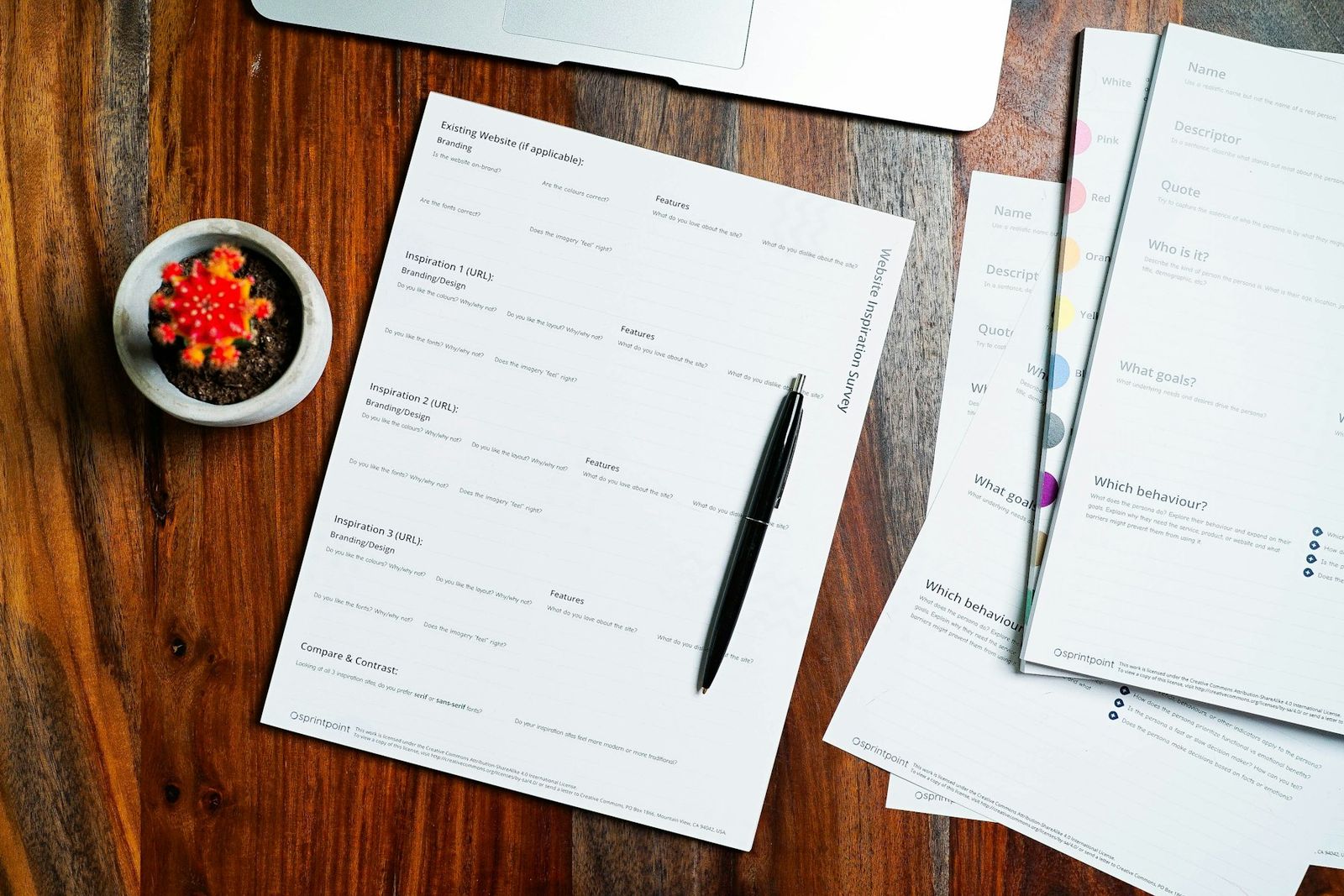 Formulaires administratifs et stylo sur un bureau en bois
