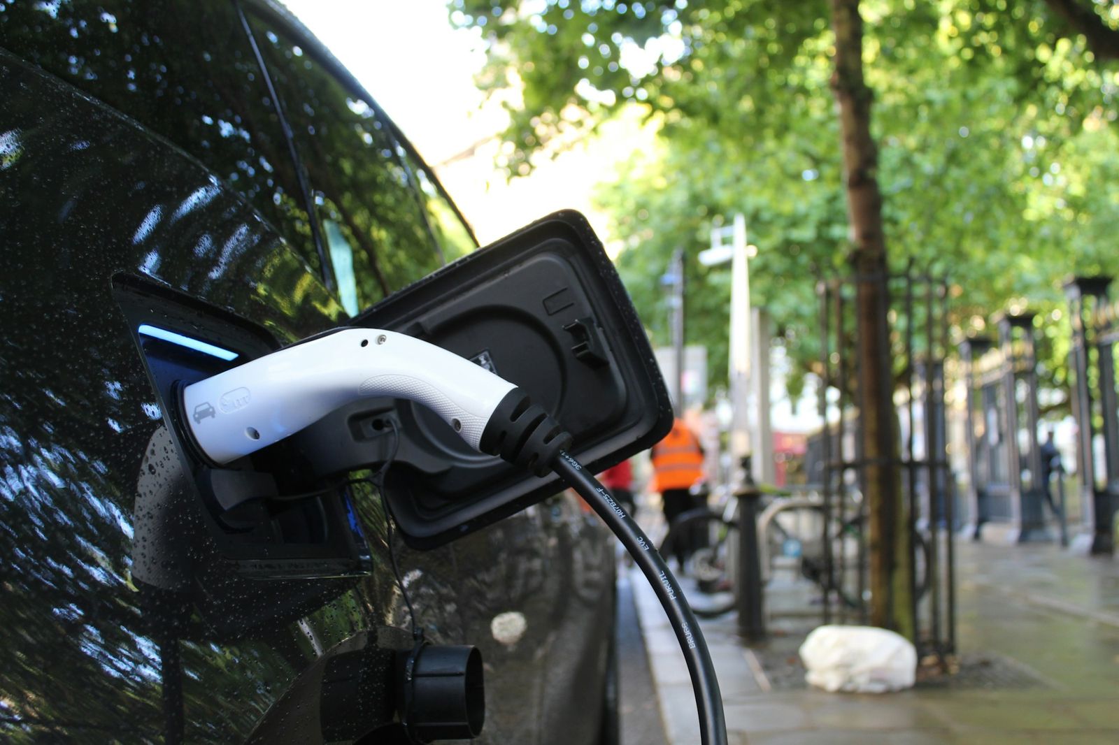 Voiture en recharge sur une borne publique en ville