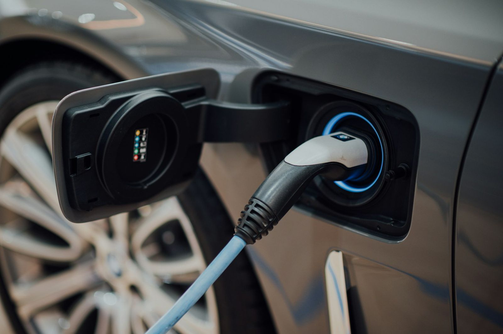 Câble de recharge branché sur la prise d'une voiture électrique