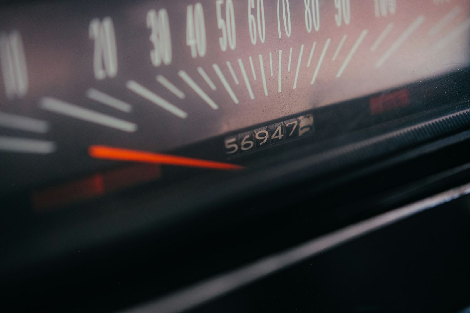 Compteur de vitesse et totalisateur kilométrique d'une voiture en gros plan