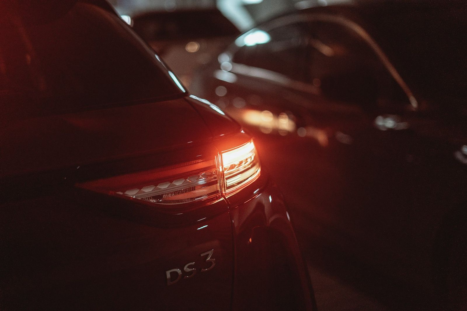 Feu arrière allumé d'une DS 3 dans la pénombre