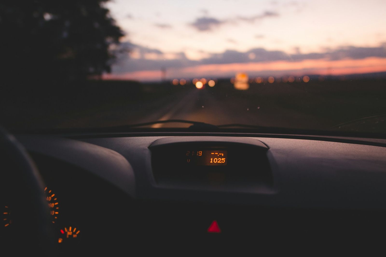 Tableau de bord d'une voiture au crépuscule