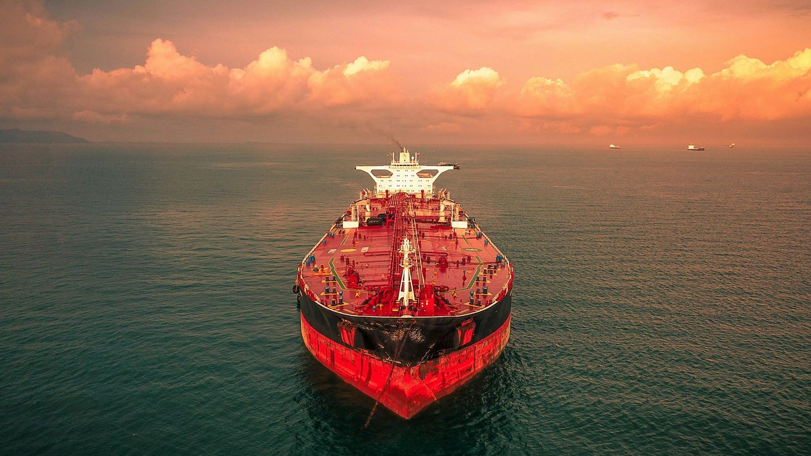 Pétrolier en mer vu du ciel au coucher du soleil