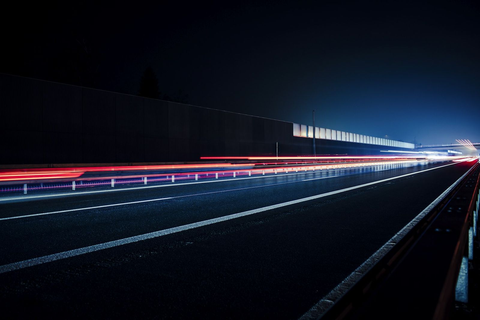 Traînées de phares sur une autoroute de nuit