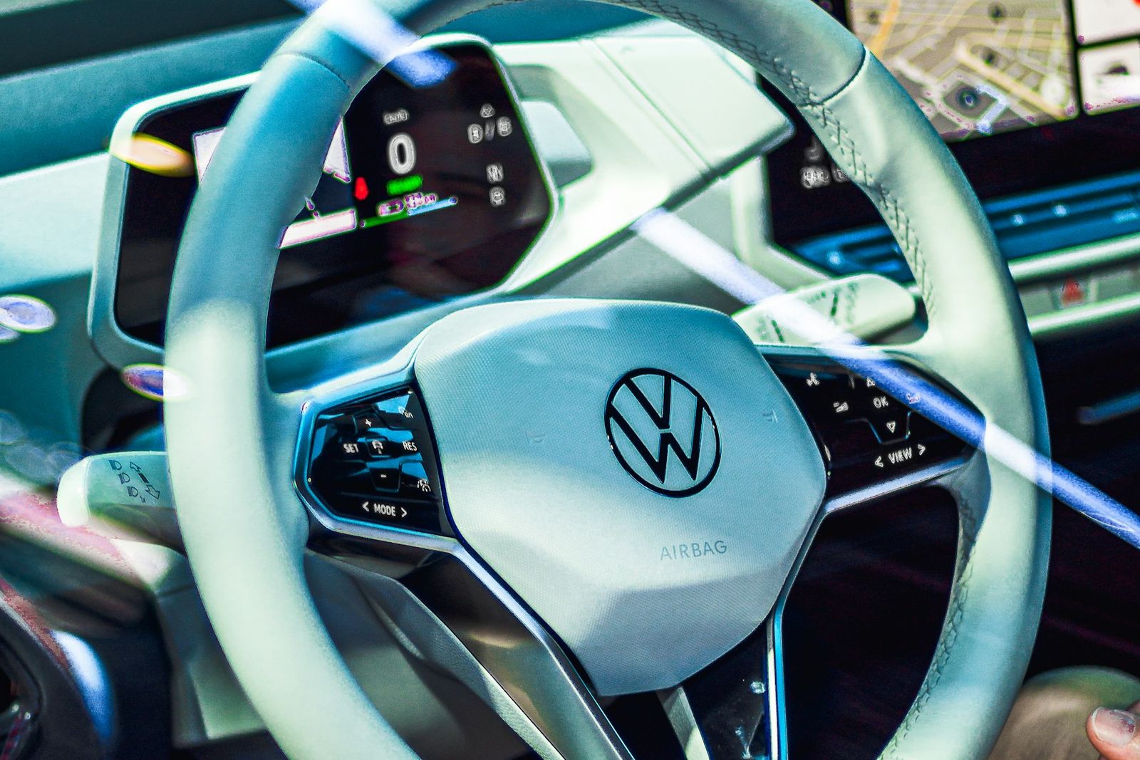 Volant Volkswagen et écrans d'une voiture électrique
