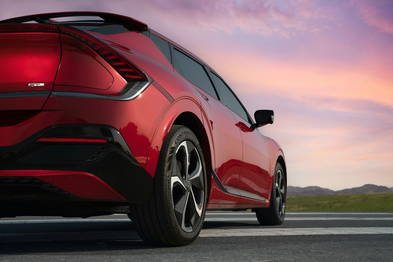 Arrière d'une Kia EV6 GT-Line rouge au coucher du soleil