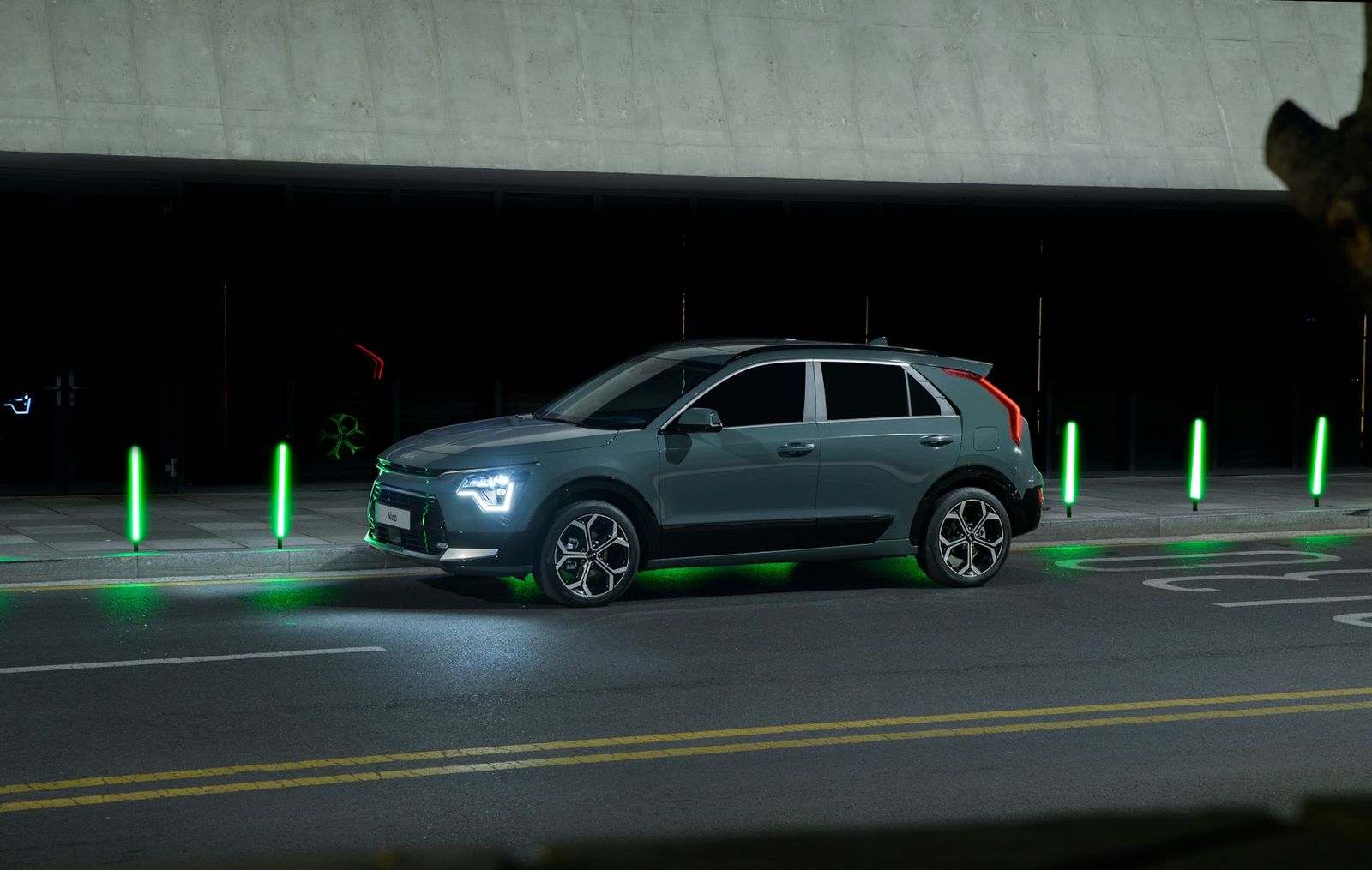 Kia Niro EV gris de profil, éclairé la nuit