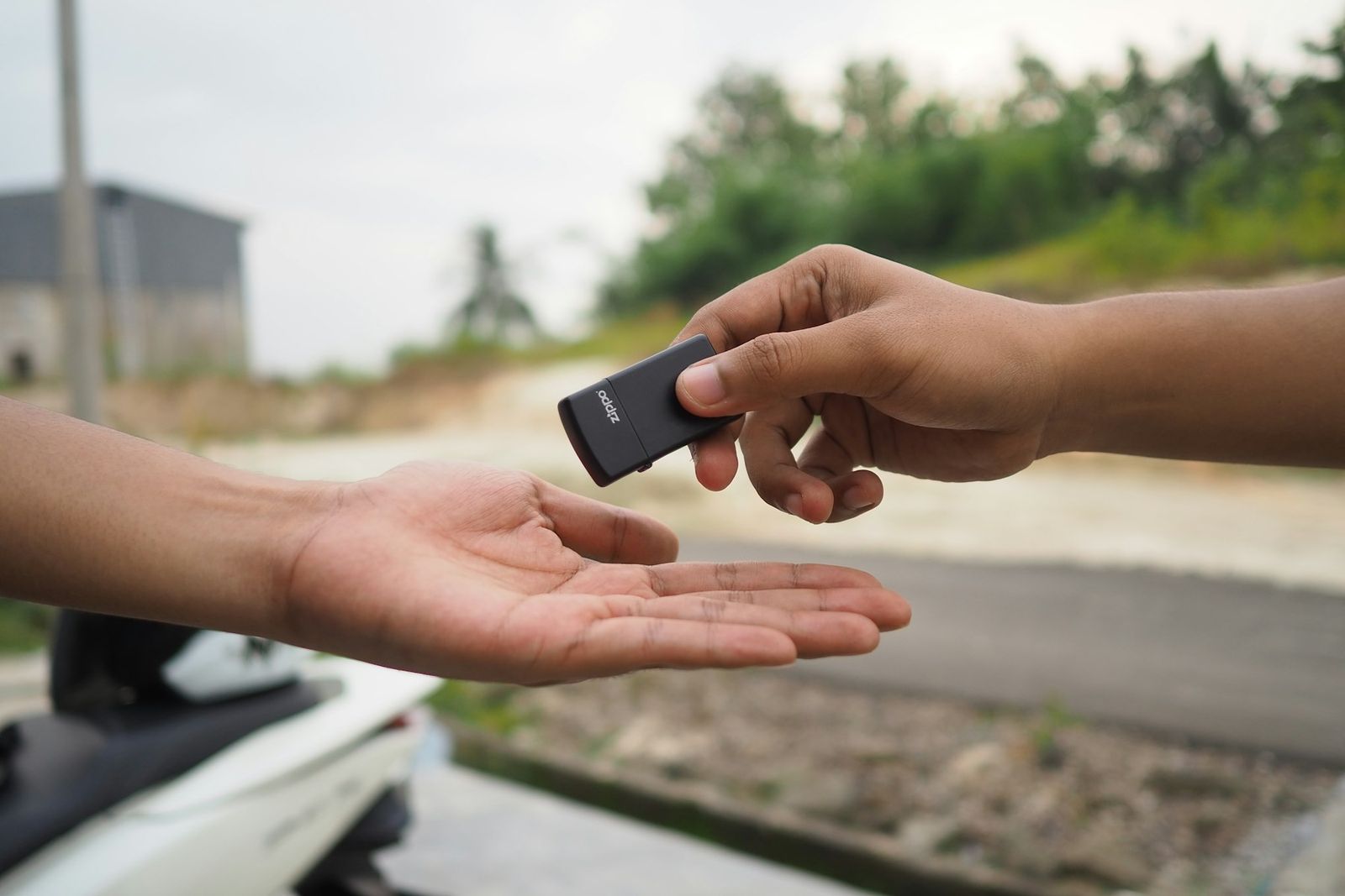 Clé de voiture tendue d'une main à l'autre