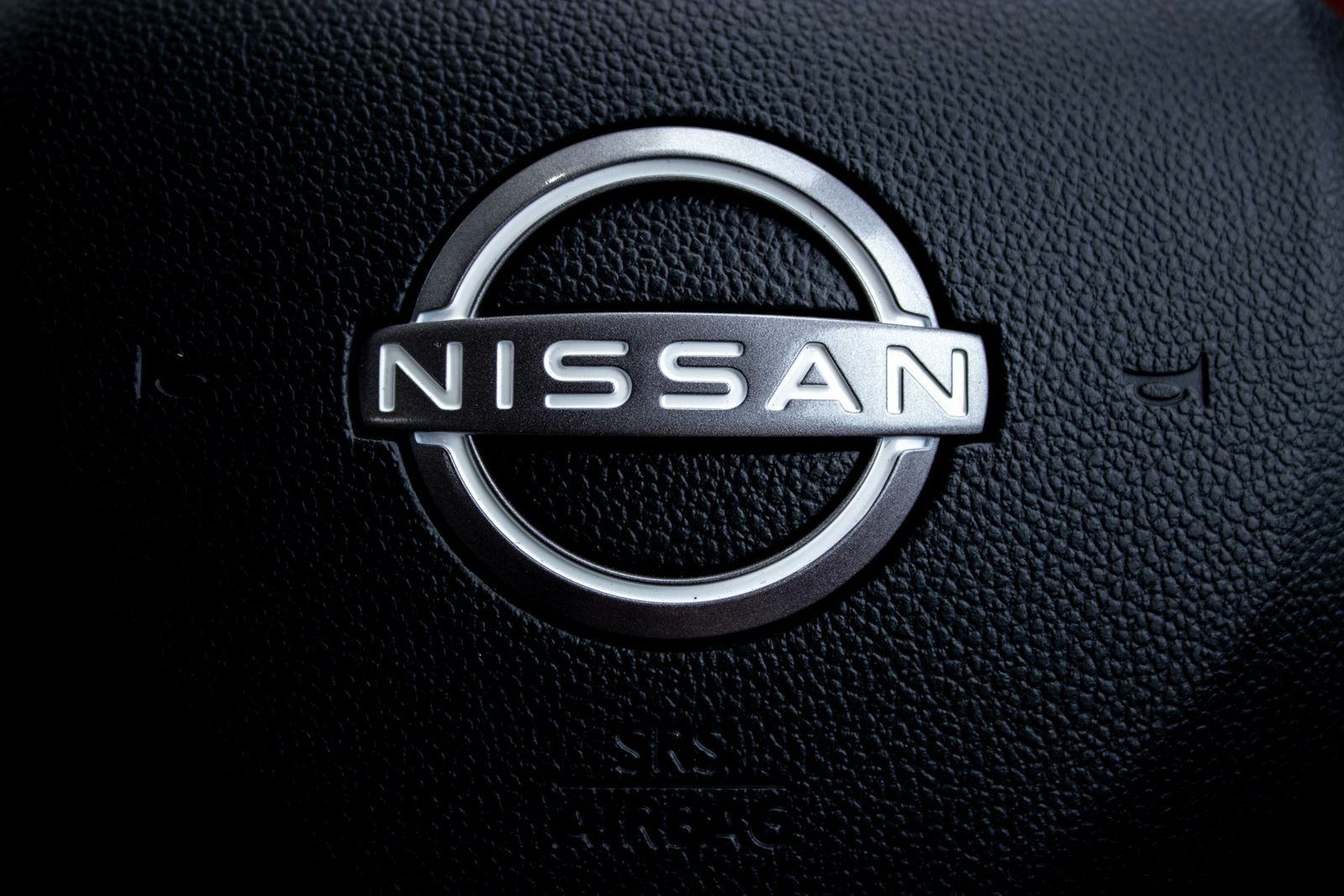Logo Nissan au centre d'un volant