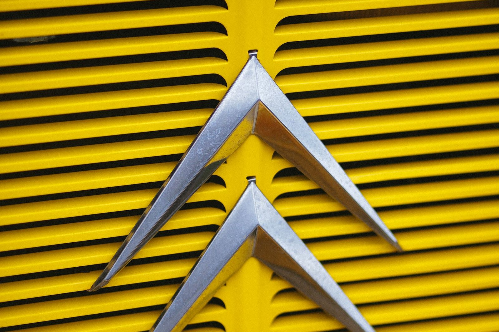 Chevrons Citroën en métal sur une calandre jaune