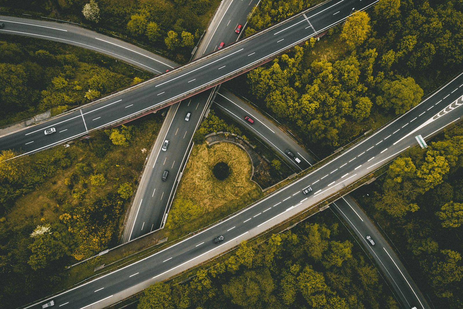 Échangeur autoroutier vu du ciel au milieu des arbres