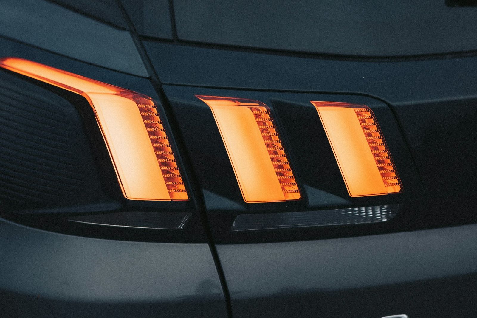 Feux arrière à trois griffes d'une Peugeot 3008