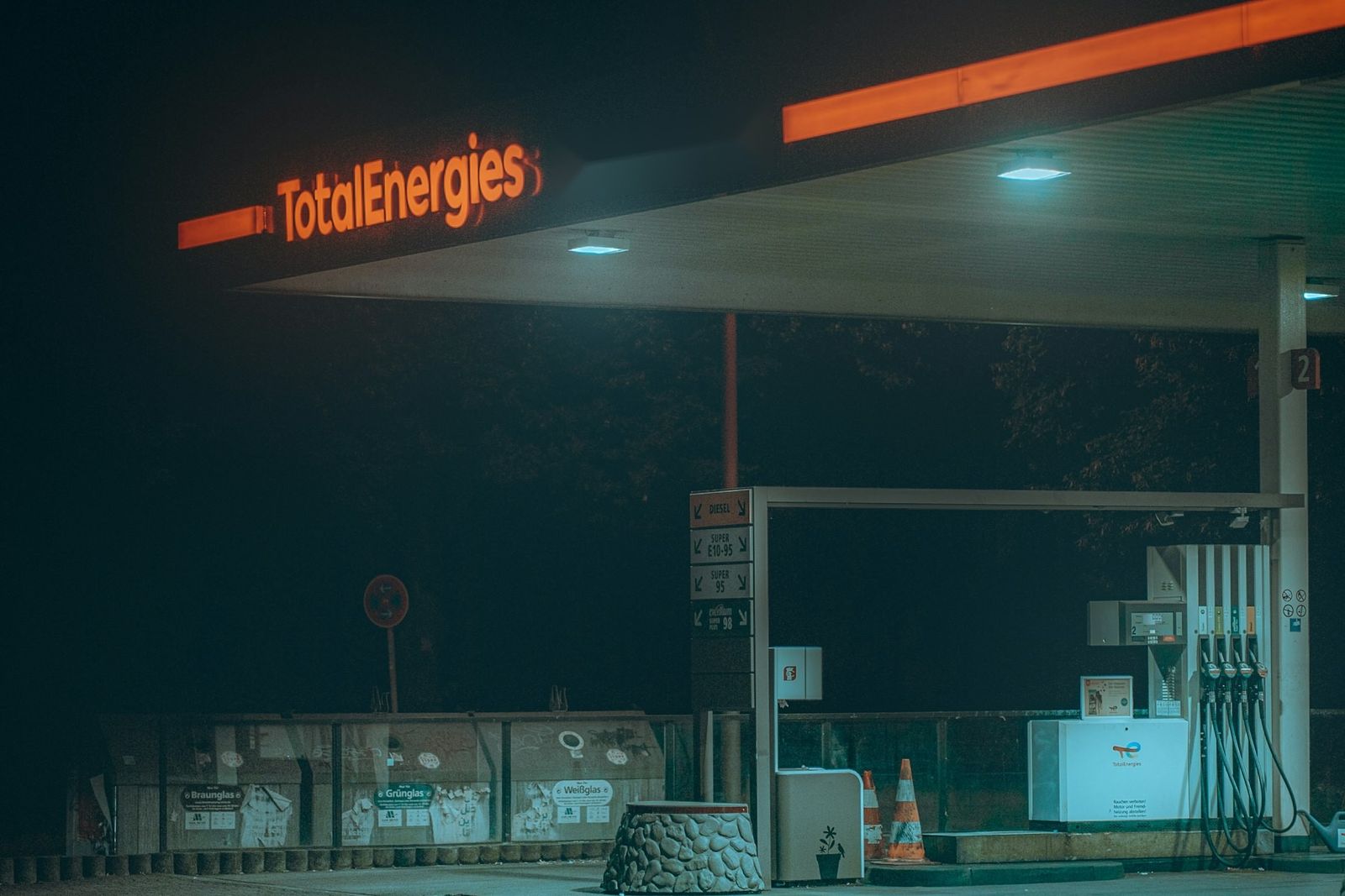 Auvent d'une station TotalEnergies de nuit
