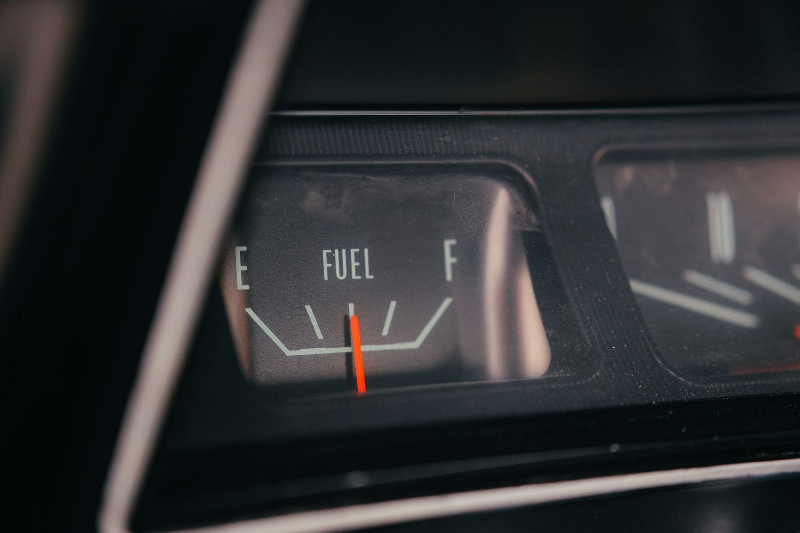 Jauge de carburant à mi-réservoir