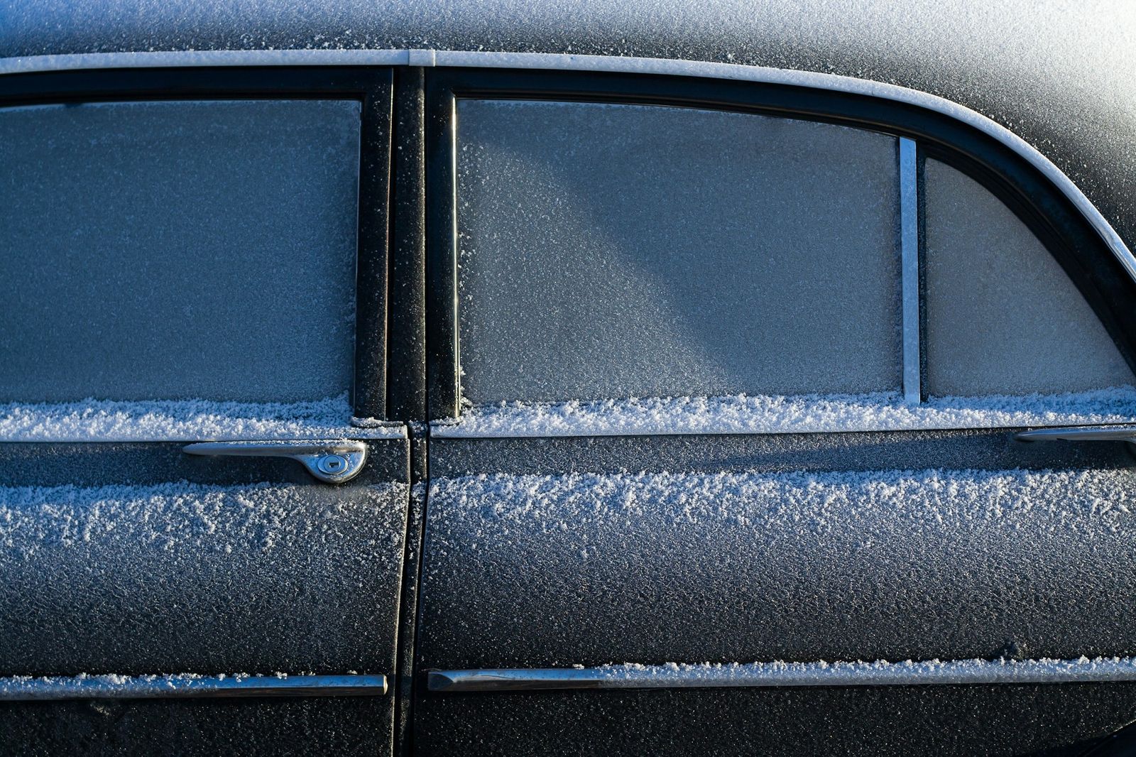 Vitres de voiture couvertes de givre