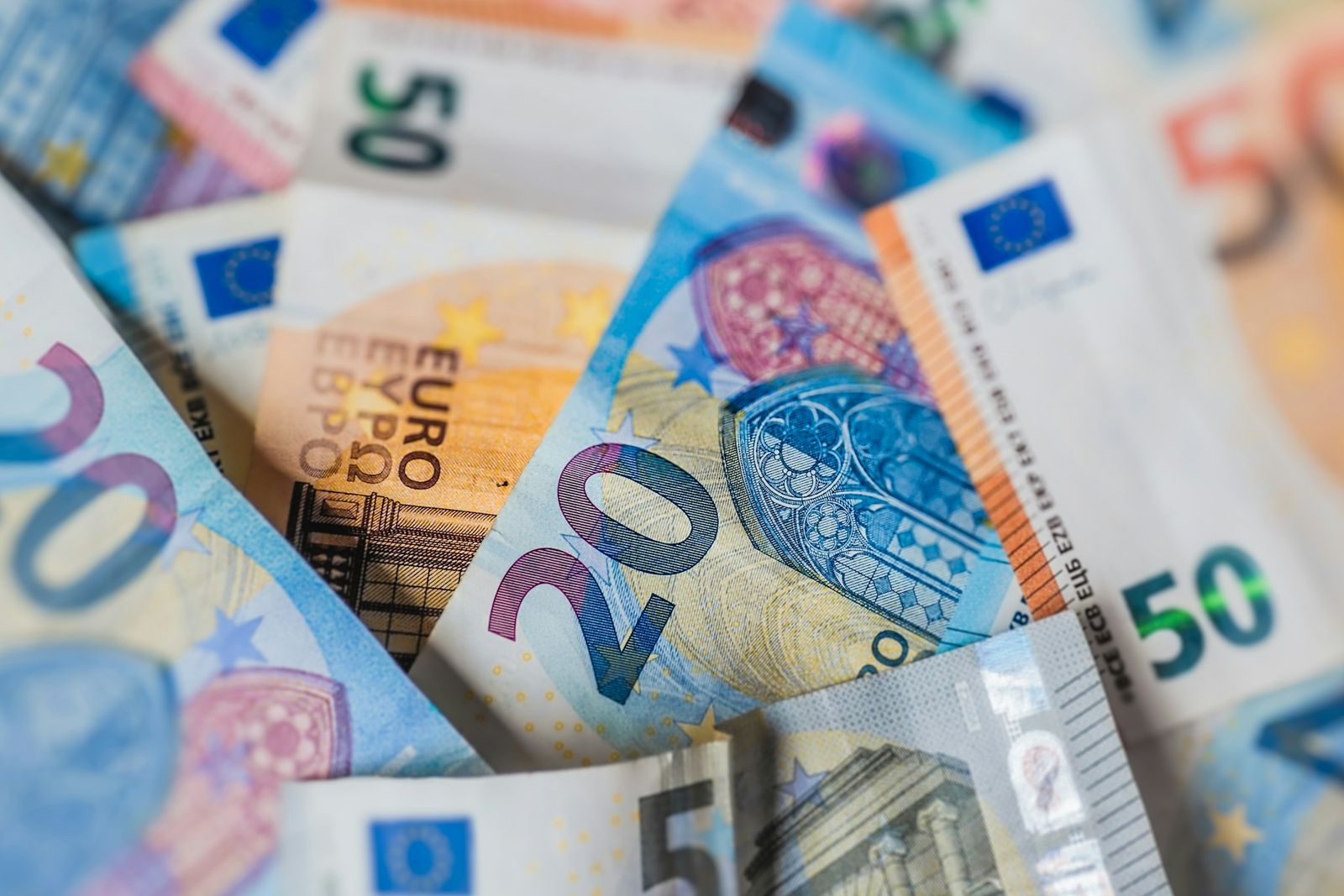 Billets en euros étalés en gros plan
