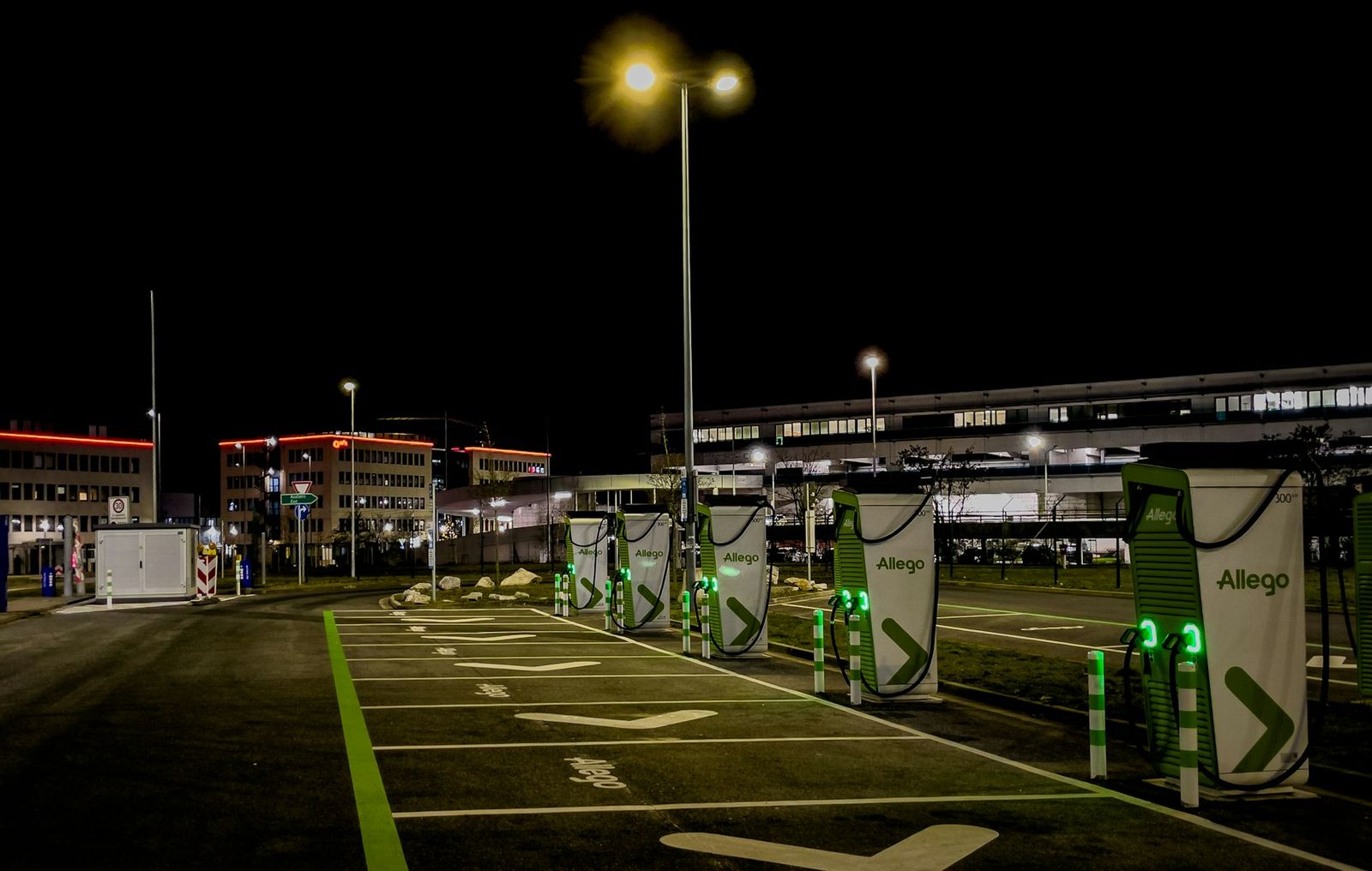Station de recharge publique de nuit avec ses places marquées