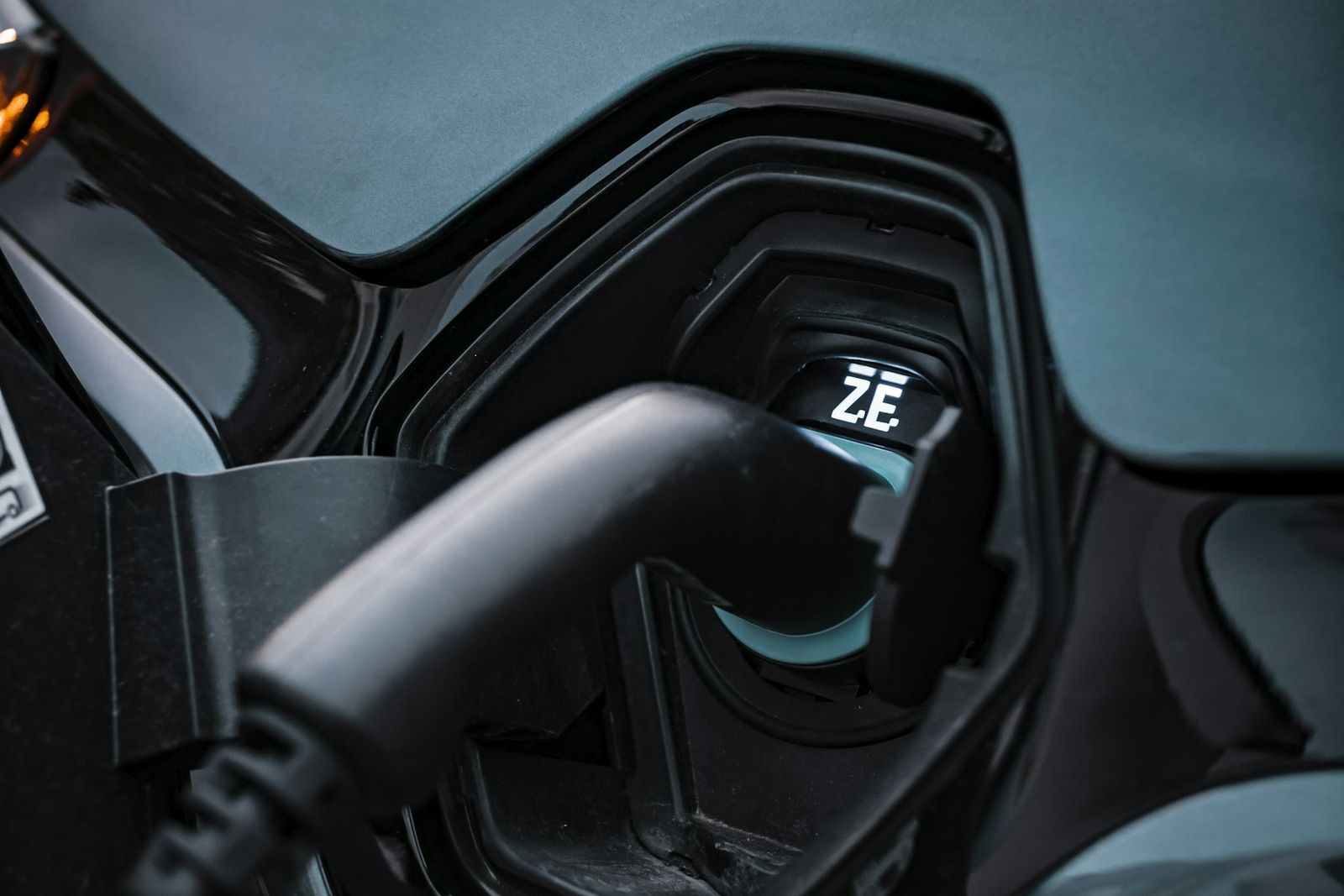 Câble branché sur la prise de recharge d'une Renault Zoé