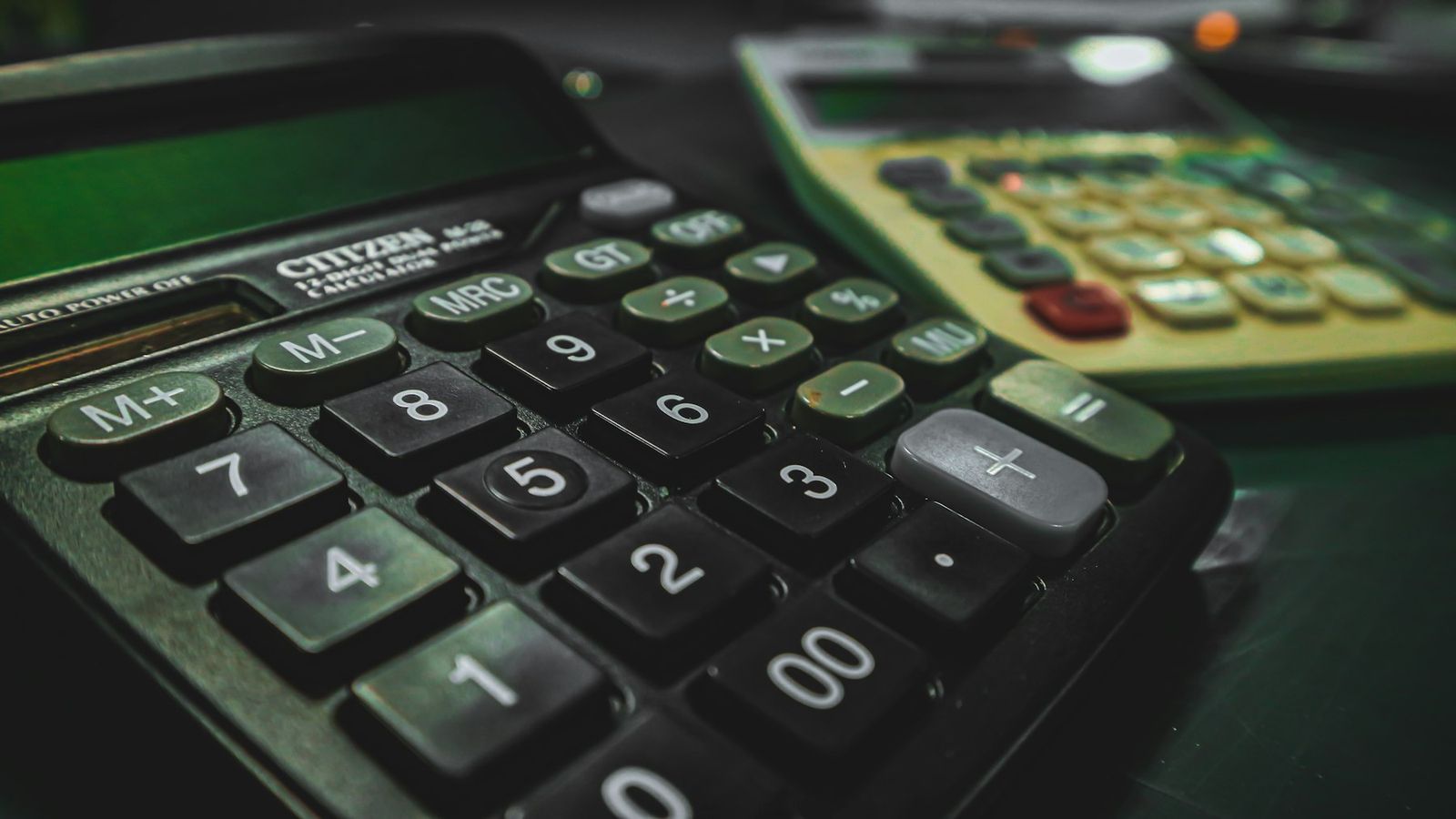 Calculatrices posées sur un bureau