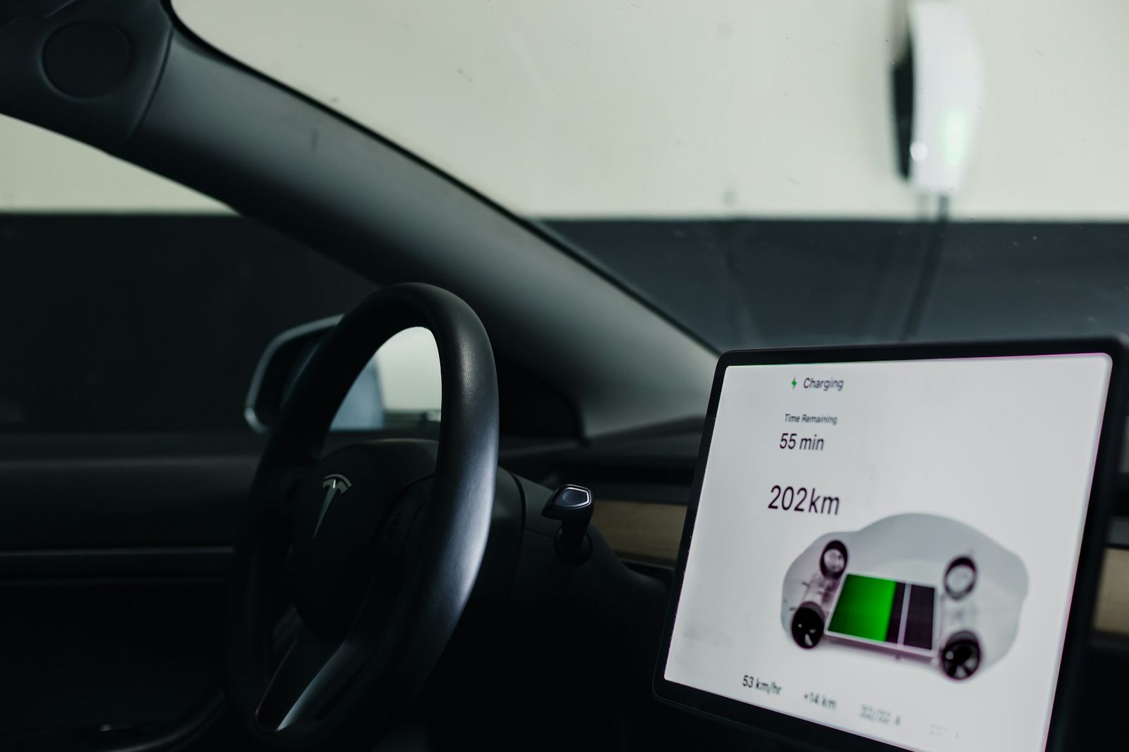 Écran d'une voiture électrique affichant l'autonomie restante