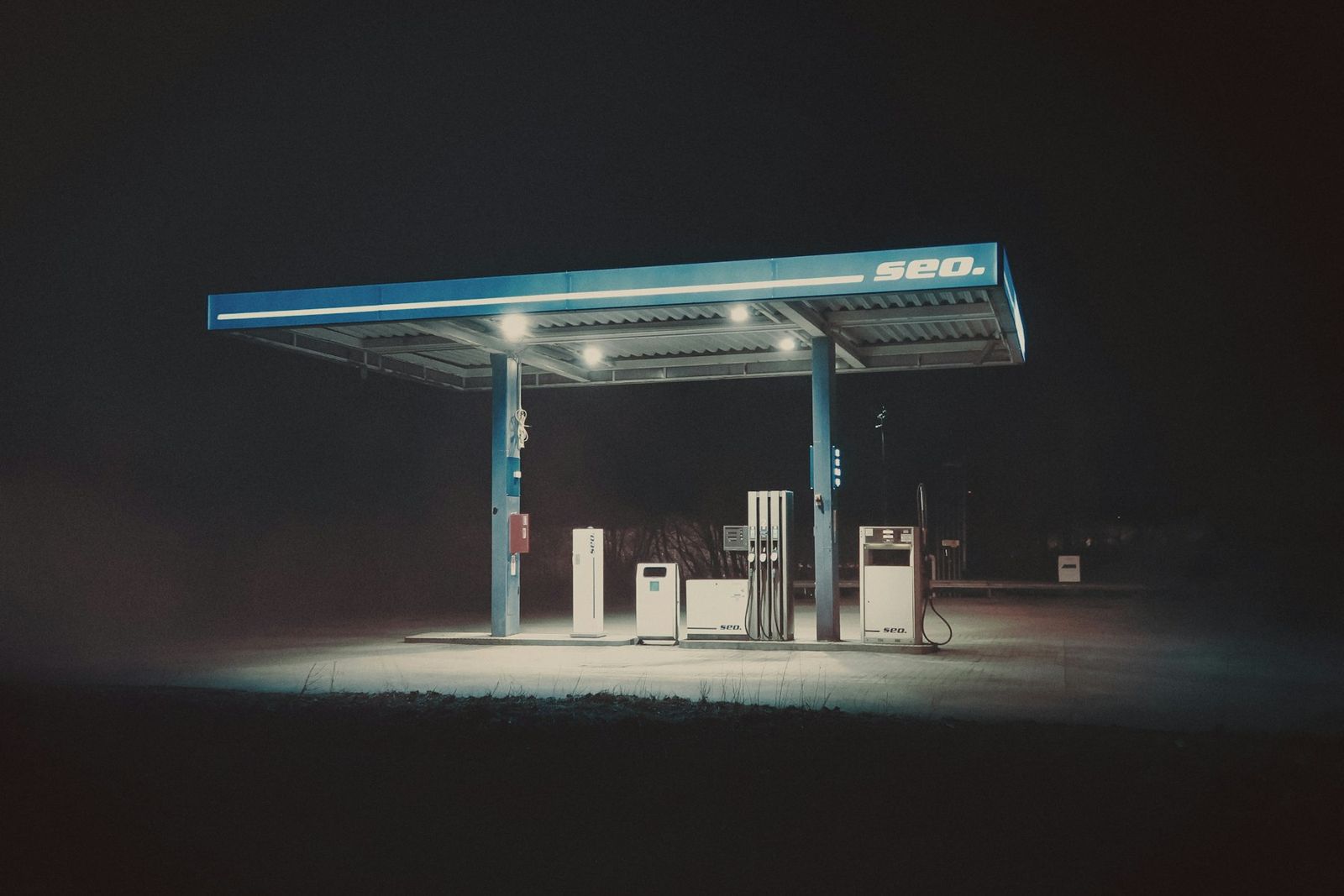 Station-service déserte éclairée de nuit