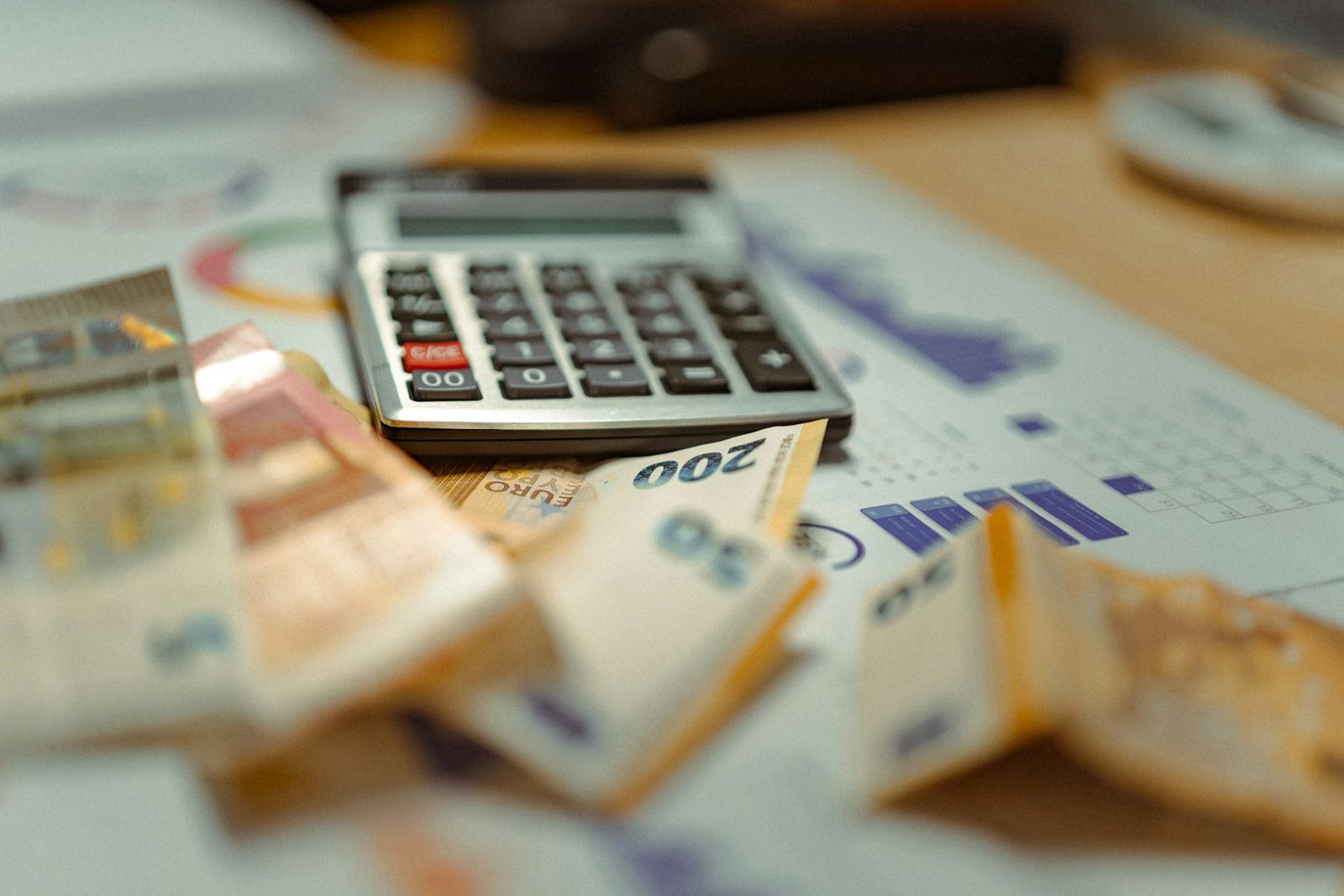 Calculatrice et billets en euros sur des documents