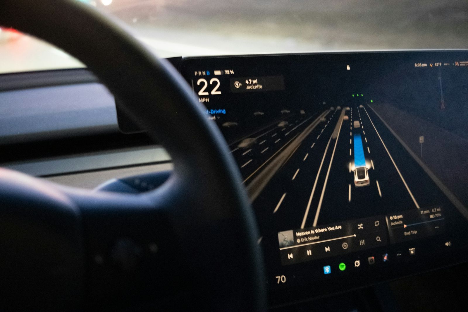 Écran d'une Tesla affichant l'aide à la conduite sur autoroute