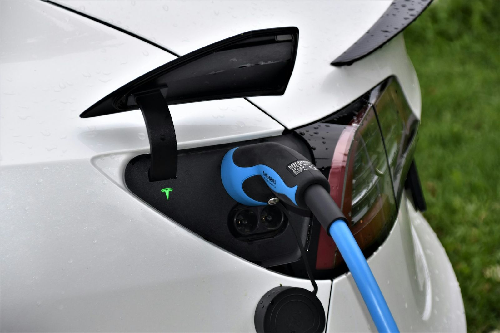 Câble de recharge branché sur une Tesla blanche