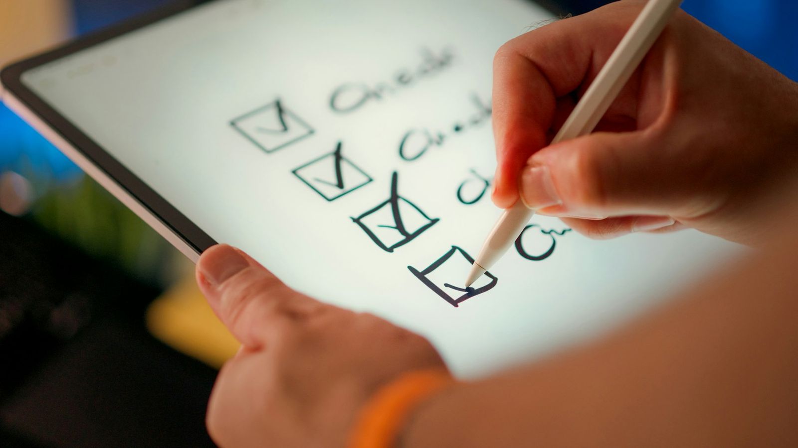 Liste de contrôle cochée au stylet sur une tablette