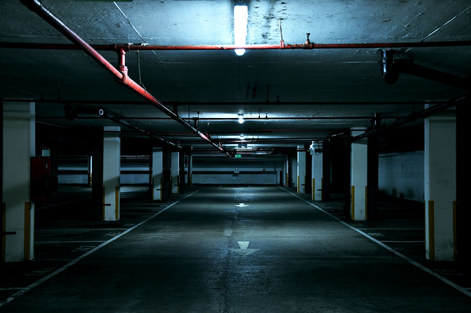 Allée vide d'un parking souterrain la nuit