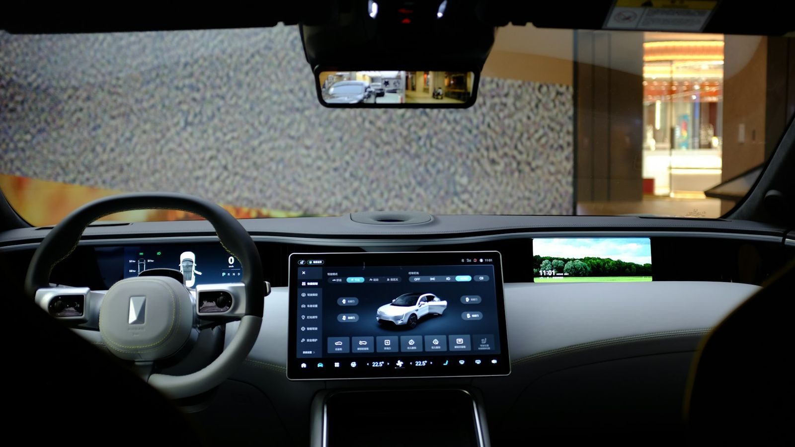 Planche de bord d'une voiture électrique chinoise avec écran tactile