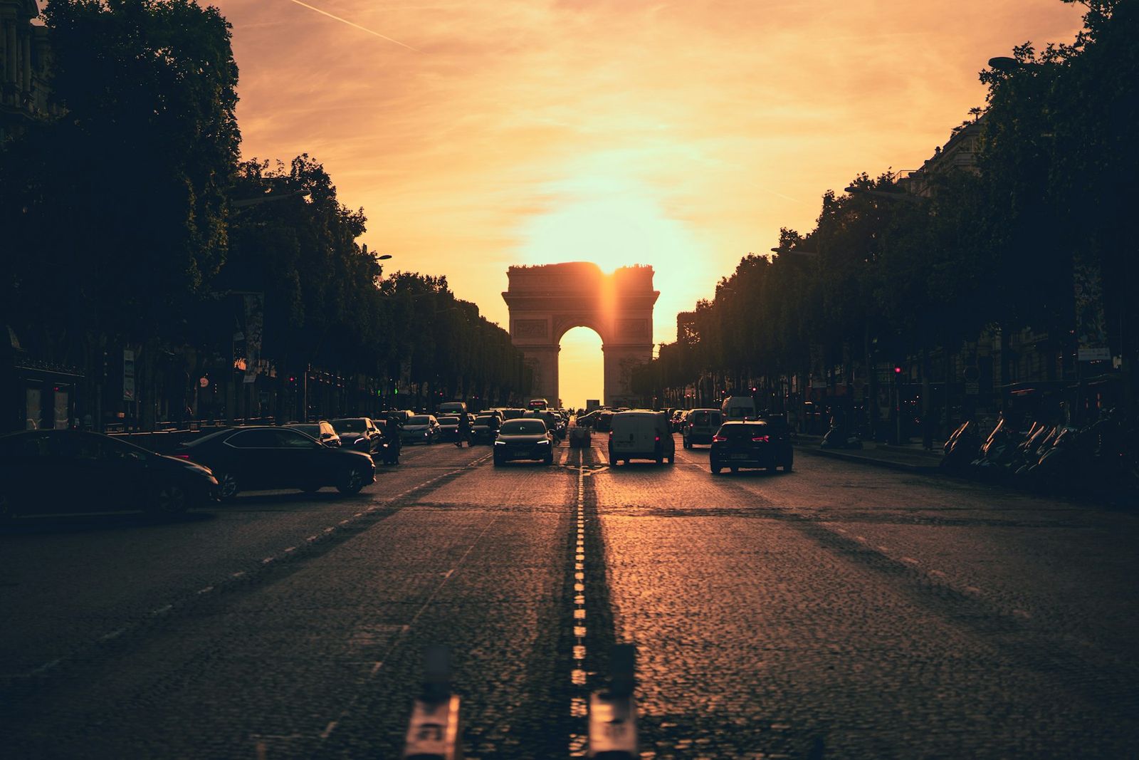 Circulation sur les Champs-Élysées au coucher du soleil
